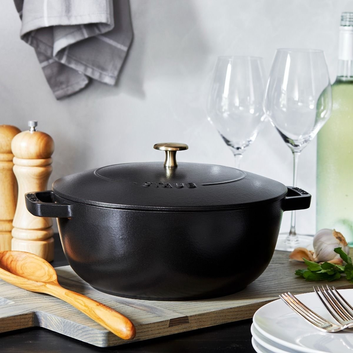 Staub 3.75 Qt. Essential French Oven | Matte Black Staub 3.75 Qt. Essential French Oven | Matte Black -Le Creuset sales 11732423 ls 01