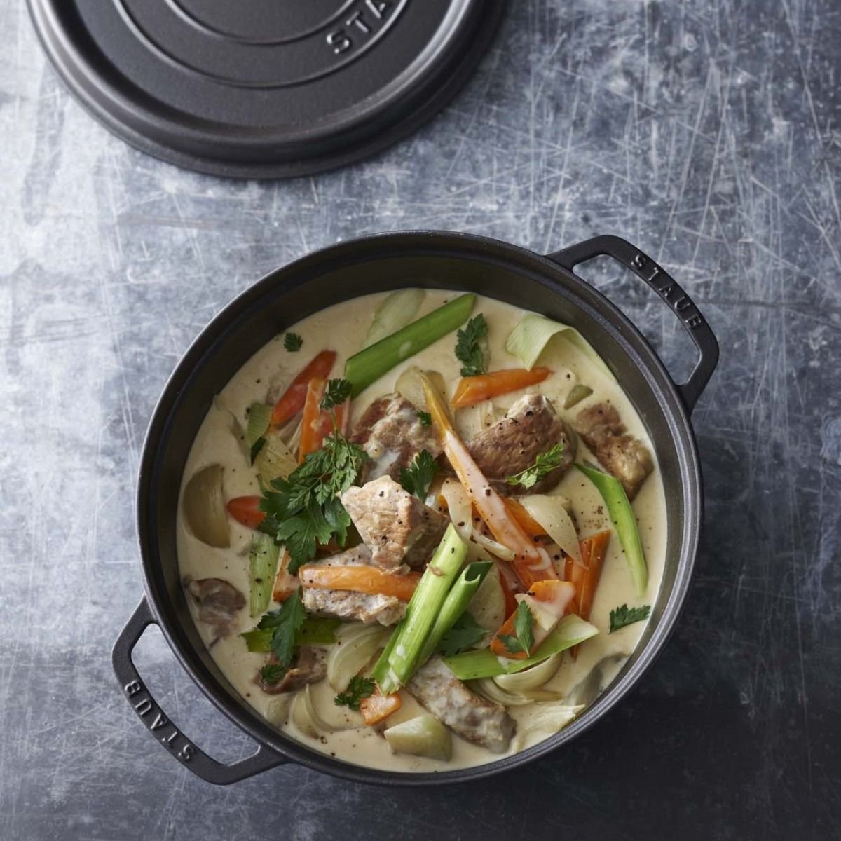 Staub 7 Qt. Round Cocotte/Dutch Oven | Matte Black Staub 7 Qt. Round Cocotte/Dutch Oven | Matte Black -Le Creuset sales 40500 281 0 4