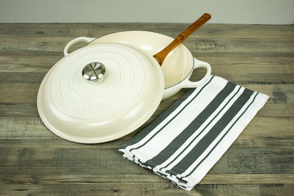 Le Creuset 5 Qt. Signature Enameled Cast Iron Braiser with Stainless Steel Knob | Meringue White Le Creuset 5 Qt. Signature Enameled Cast Iron Braiser With Stainless Steel Knob | Meringue White -Le Creuset sales dsc 1165