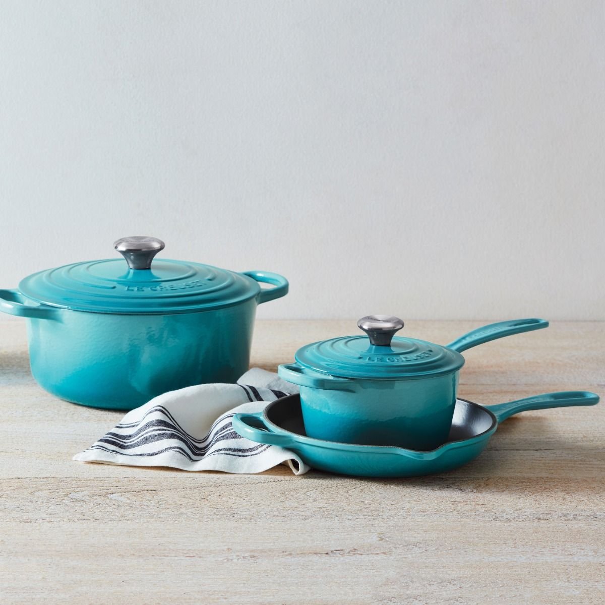 Le Creuset 5-Piece Signature Cookware Set With Stainless Steel Knobs | Caribbean Blue -Le Creuset sales rs13234 rs8348 180319 lca caribbean cookwaregroup 217 soft sunlight ss