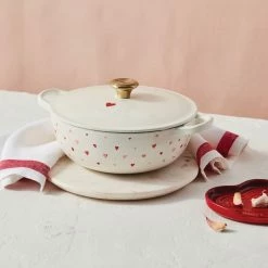 Le Creuset L'Amour 2.75 Qt. Enameled Cast Iron Soup Pot With Gold Knob & Heart Applique | White 14 Le Creuset L'Amour 2.75 Qt. Enameled Cast Iron Soup Pot With Gold Knob & Heart Applique | White -Le Creuset sales rs13359 201020 lecreuset lamoursouppot 0423 ret