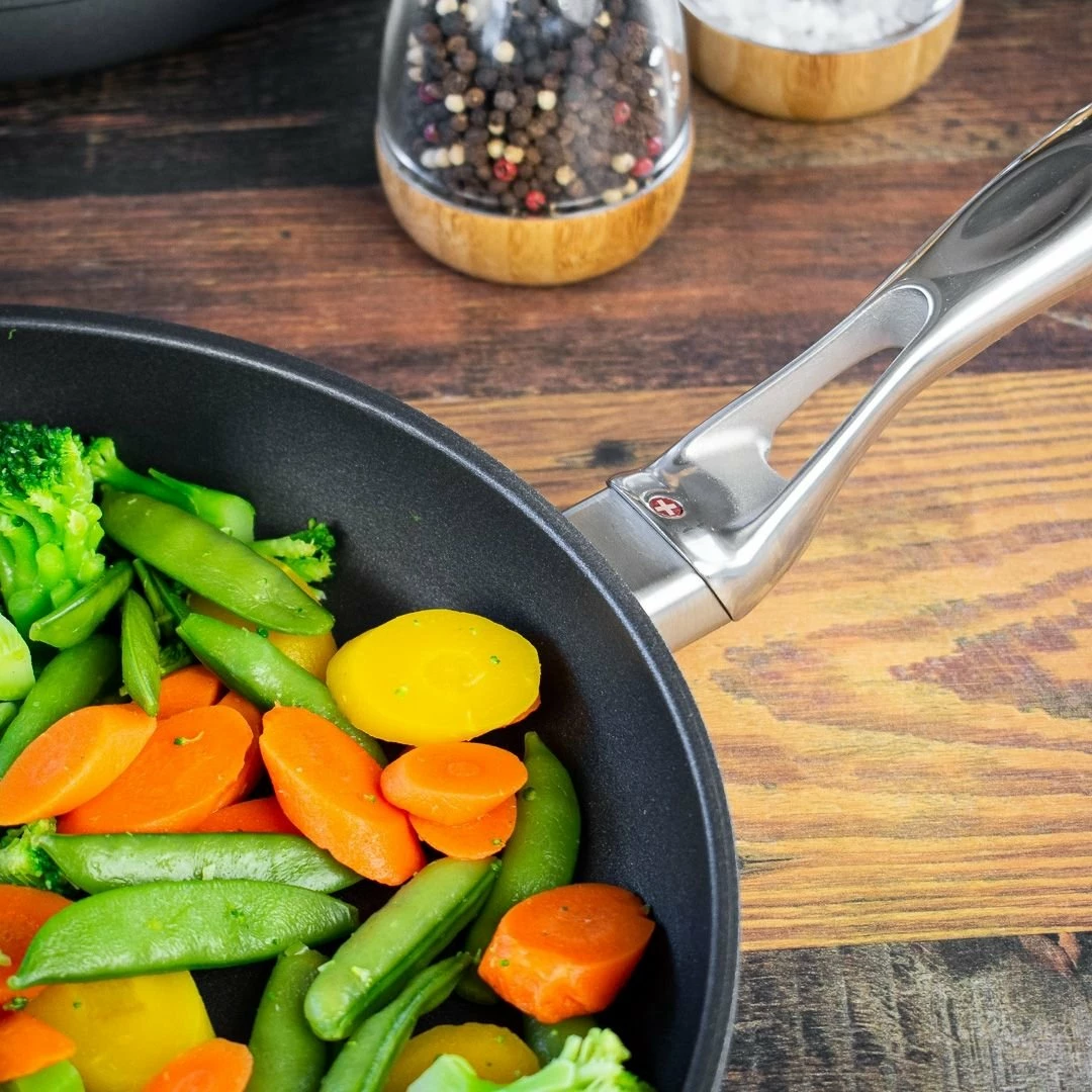 Swiss Diamond HD 9.5" Fry Pan With Griddle Set 9 Swiss Diamond HD 9.5" Fry Pan With Griddle Set - Image 7