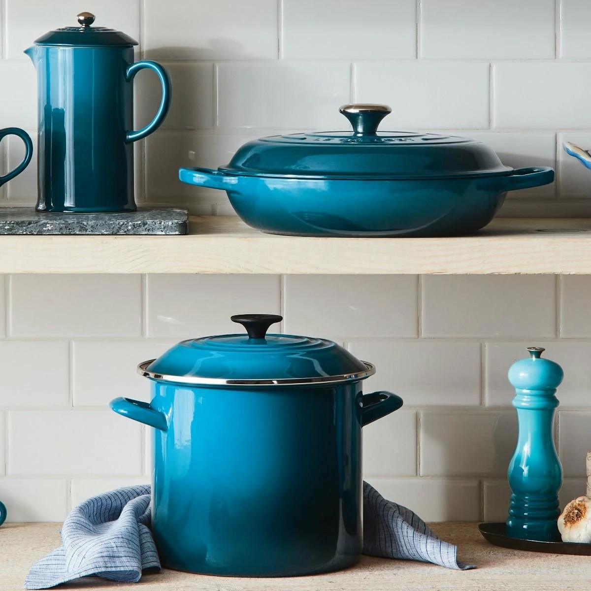 Le Creuset 5 Qt. Signature Braiser With Stainless Steel Knob | Deep Teal 7 Le Creuset 5 Qt. Signature Braiser With Stainless Steel Knob | Deep Teal - Image 5